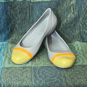 Crocs Cap Toe Flats in Gray/Olive Green/Orange Size 7